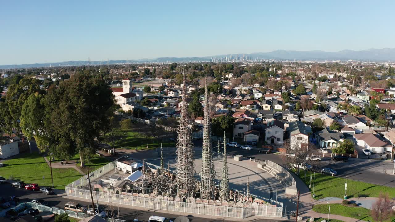 멀리 로스앤젤레스 시내가 있는 와트 타워의 공중 와이드 패닝 샷