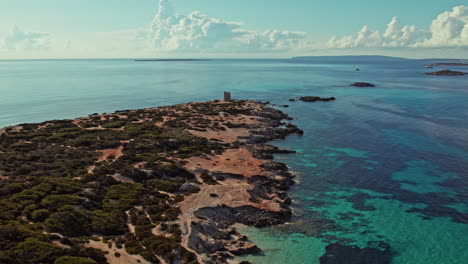 Torre-De-Ses-Portes-Y-Sus-Pintorescos-Alrededores-En-Ibiza,-España---Toma-Aérea