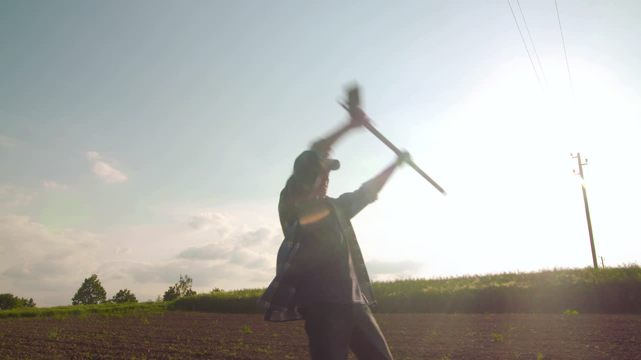 Homem em Pé Olhando ao Redor em Campo Agrícola Ensolarado
