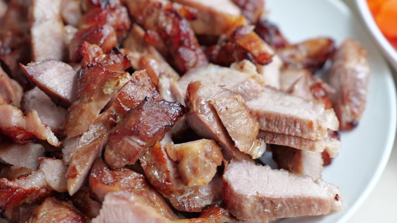 Prato de carne de porco grelhada com brócolis, cenoura e bordas crocantes douradas