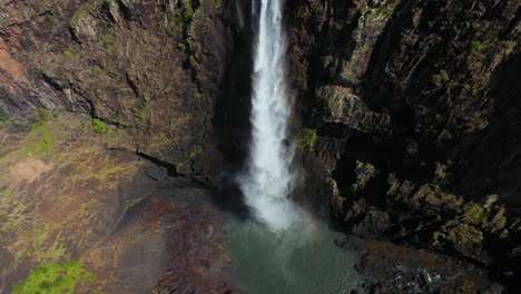 Amazing-Wallaman-Falls-cascading-over-cliff,-Queensland-Australia,-aerial-view
