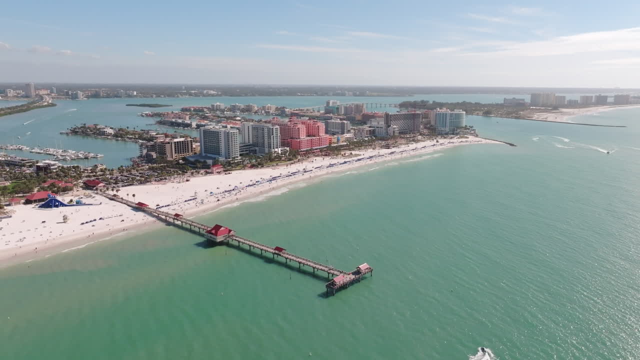 Vista aerea con drone di Clearwater Beach con condomini e viste intracoastali di acque color verde acqua.