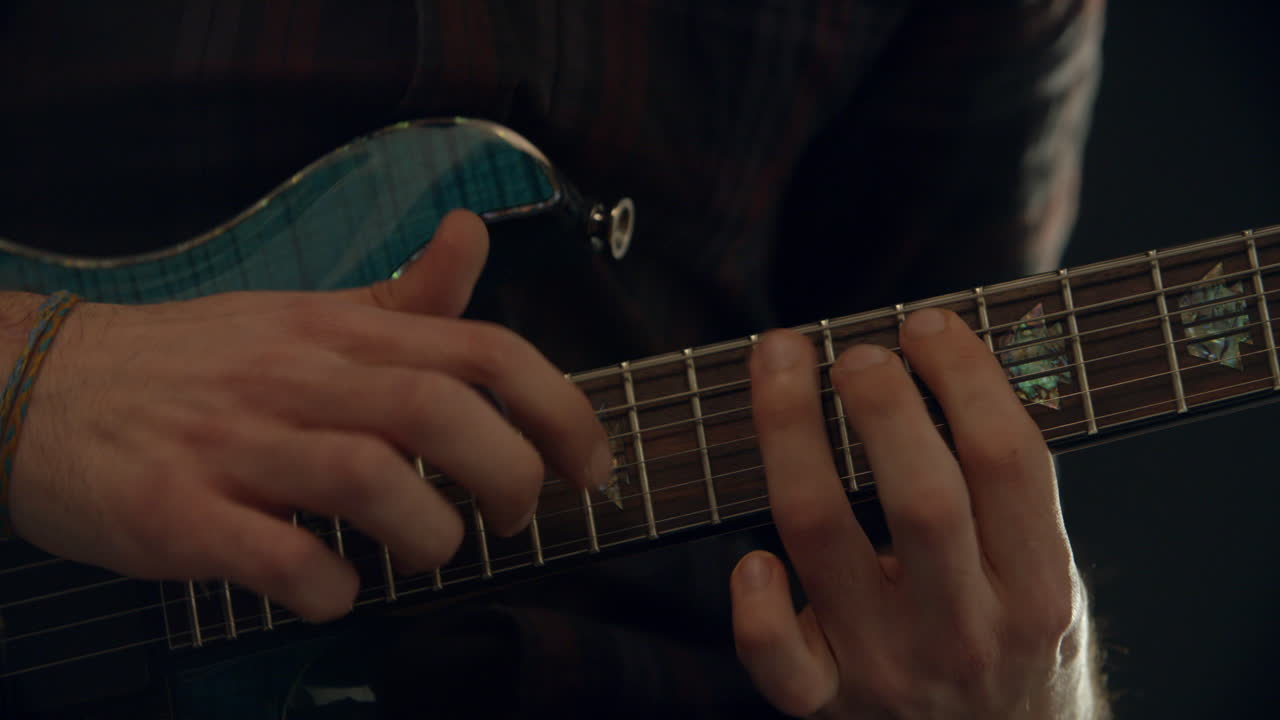 Ripresa al rallentatore di un uomo che suona la chitarra elettrica