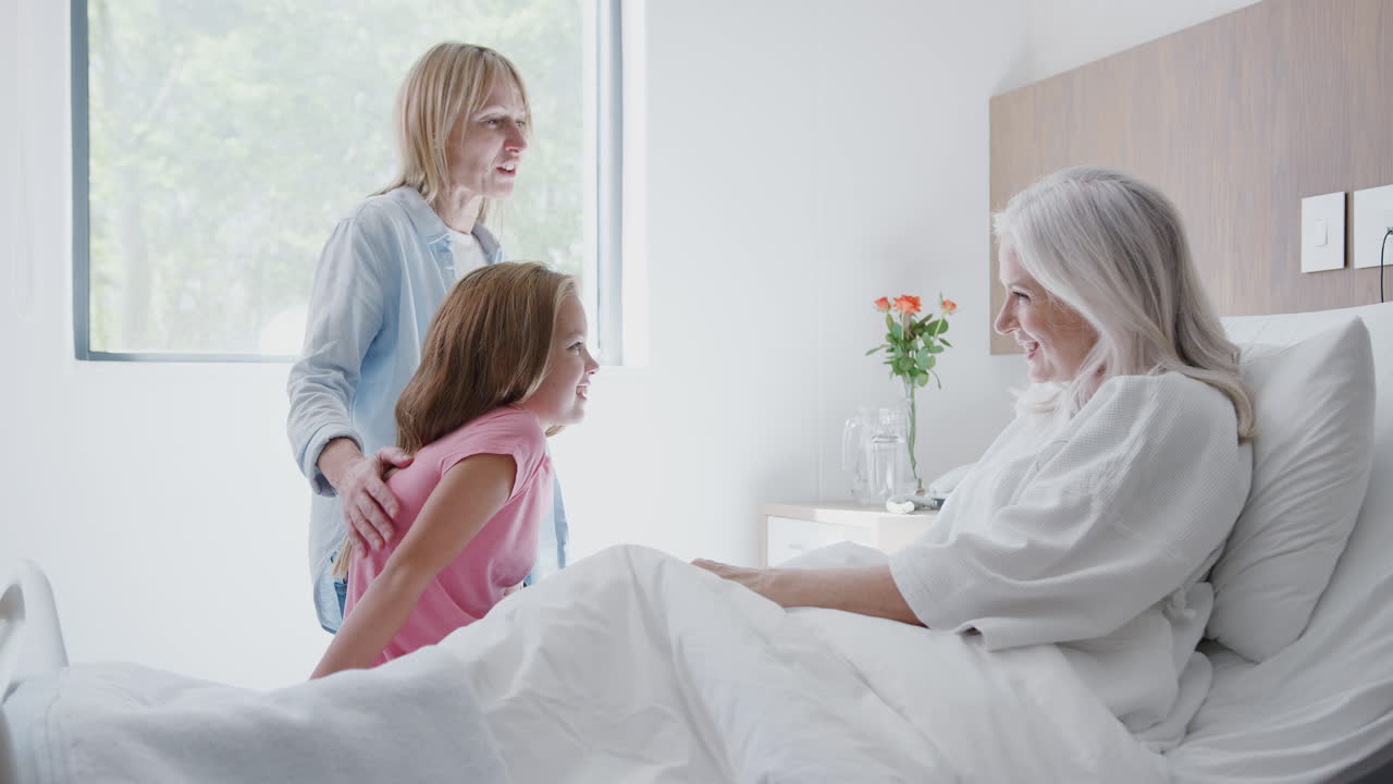 손녀 가 할머니 와 함께 가족 병원 방문 에 참석 하고 있다