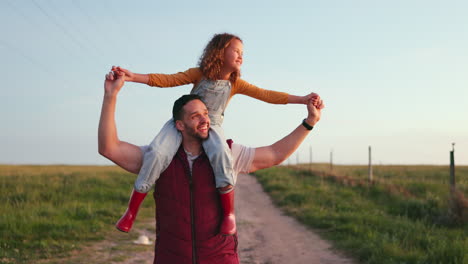 feliz, padre e hijo en los hombros