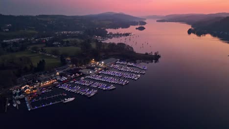 Filmische-Sonnenuntergangsluftaufnahmen-Von-Bowness-Bay-Marina,-Cumbria,-Englisches-Seengebiet