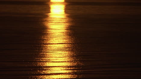 lapso de tiempo del reflejo del sol de verano en el agua