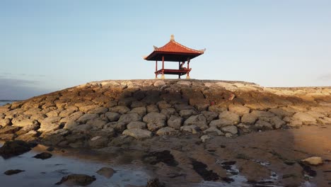 Santuario-Pintoresco-Arquitectura-Asiática-En-La-Playa-De-Sanur-Bali-Indonesia-Mar-Ambiente-De-Vacaciones-Naturales,-Ciudad-De-Denpasar