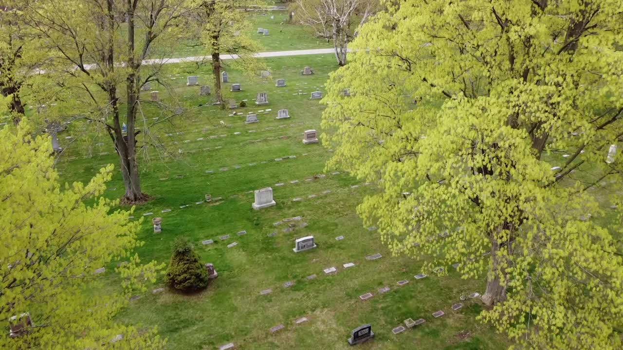 묘지 묘지 드론 항공 영상 그랜드 레이피즈 미시간 초록색 잎과 나무와 묘비