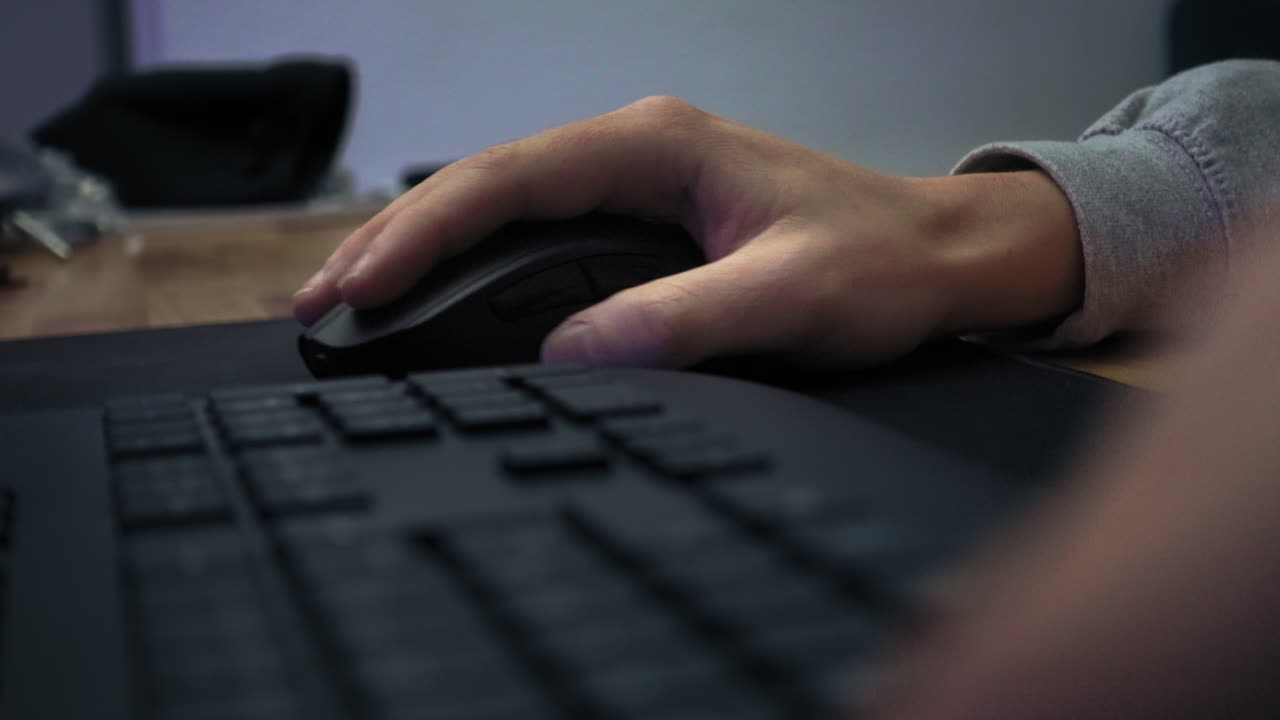 primer plano de un ratón de computadora utilizado por un jugador masculino
