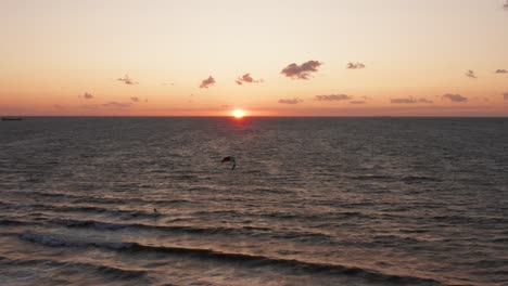 Kitesurfer-Am-Strand-In-Der-Nähe-Von-Domburg,-Niederlande