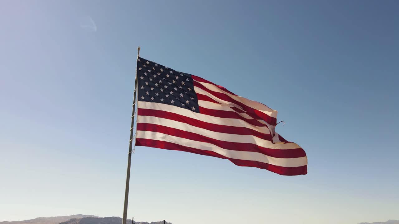 bandera americana que sopla en el viento, fondo de cielo azul