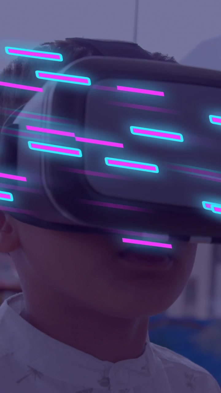 Animazione di scie luminose di trasferimento dati su un ragazzo con visore VR