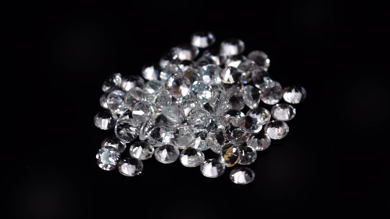 естественные круглые белые топазовые драгоценные камни на темном фоне поворачивают стол