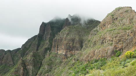 Acantilados-En-Masca-Con-Nubes-Rodando-Alrededor-De-Ellos,-Teno,-Tenerife,-España