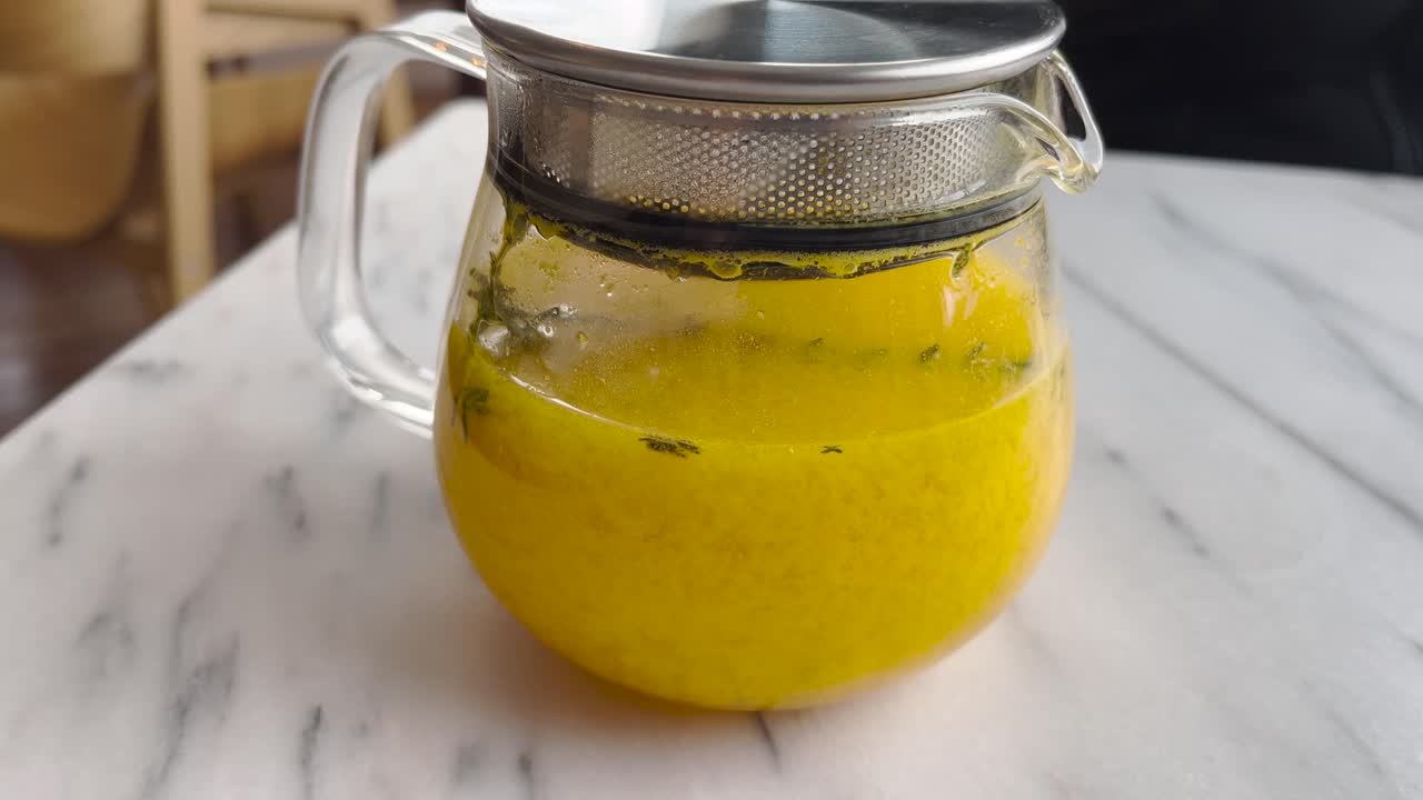 오렌지 주스 항아리 안에 곤충이 있는 클로즈업 뷰.