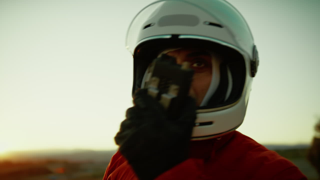 astronauta con casco habla en la radio acaba de aterrizar en un planeta hostil