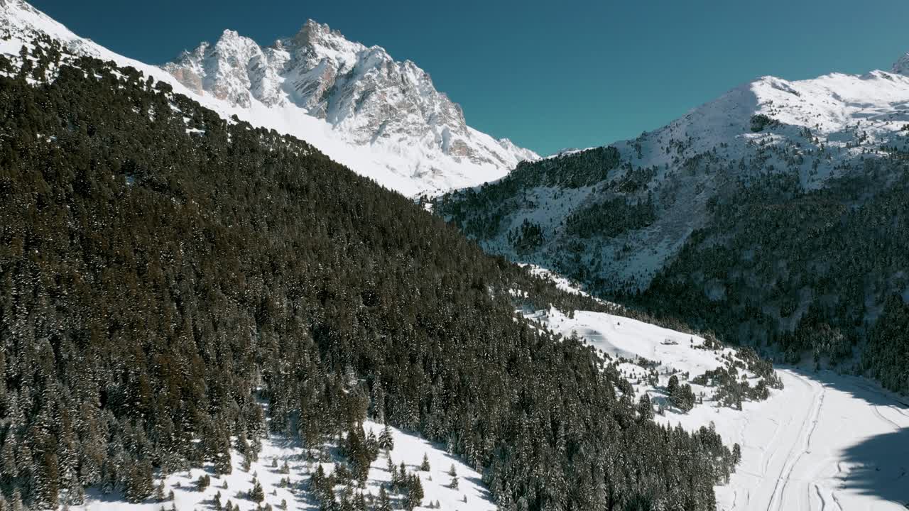 antena: increíble paisaje de la estación de esquí de montaña val thorens