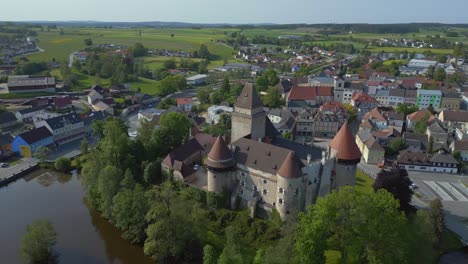 gran vista aérea desde arriba vuelo austria castillo de heidenreichstein en europa, verano de 2023