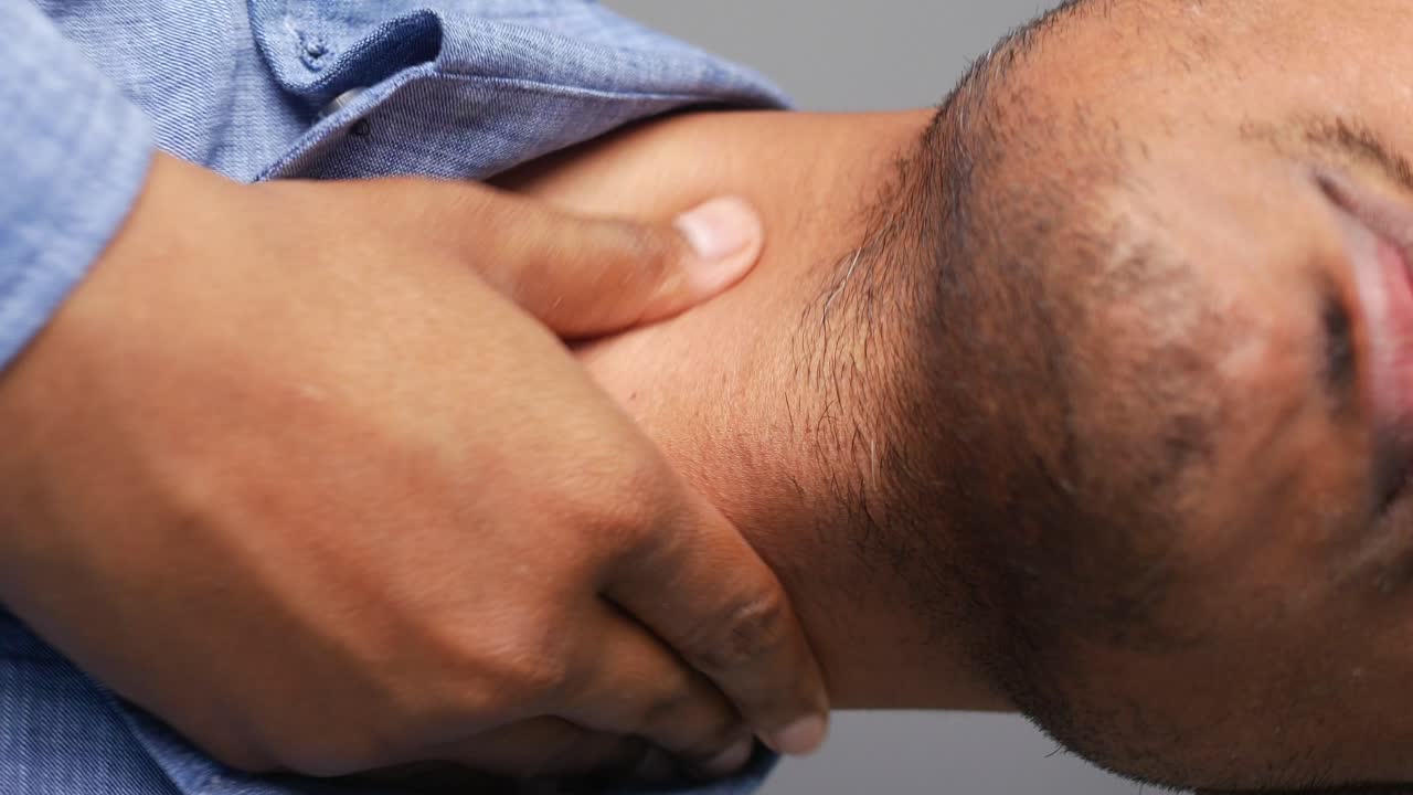 hombre con dolor de cuello