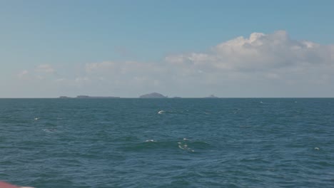 Toma-Manual-De-Un-Barco-Navegando-Hacia-Las-Islas-Treshnish-En-El-Horizonte.