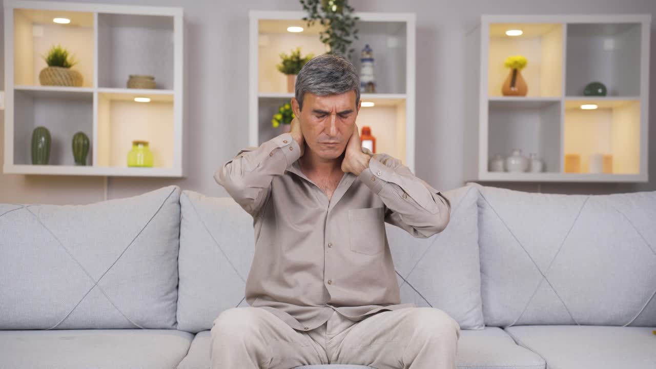 un anciano con dolor de cuello.