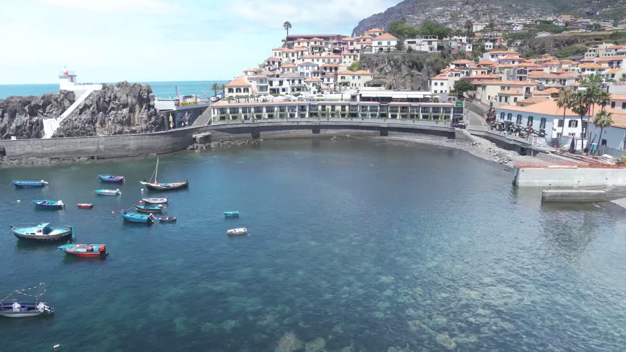 그림 같은 해안 항구 도시