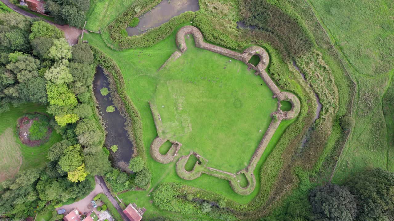 imágenes de video aéreas de los restos del castillo de bolingbroke un castillo hexagonal del siglo xiii, lugar de nacimiento del futuro rey enrique iv, con trabajos de tierra adyacentes