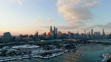 Vista-Aérea-Acercándose-Al-Estadio-Solider-Field-Y-Al-Horizonte-De-Chicago,-Puesta-De-Sol-De-Invierno-En-Illinois,-Estados-Unidos