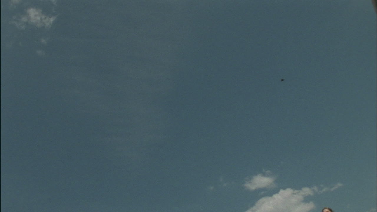 젊은 여자가 높이 뛰다