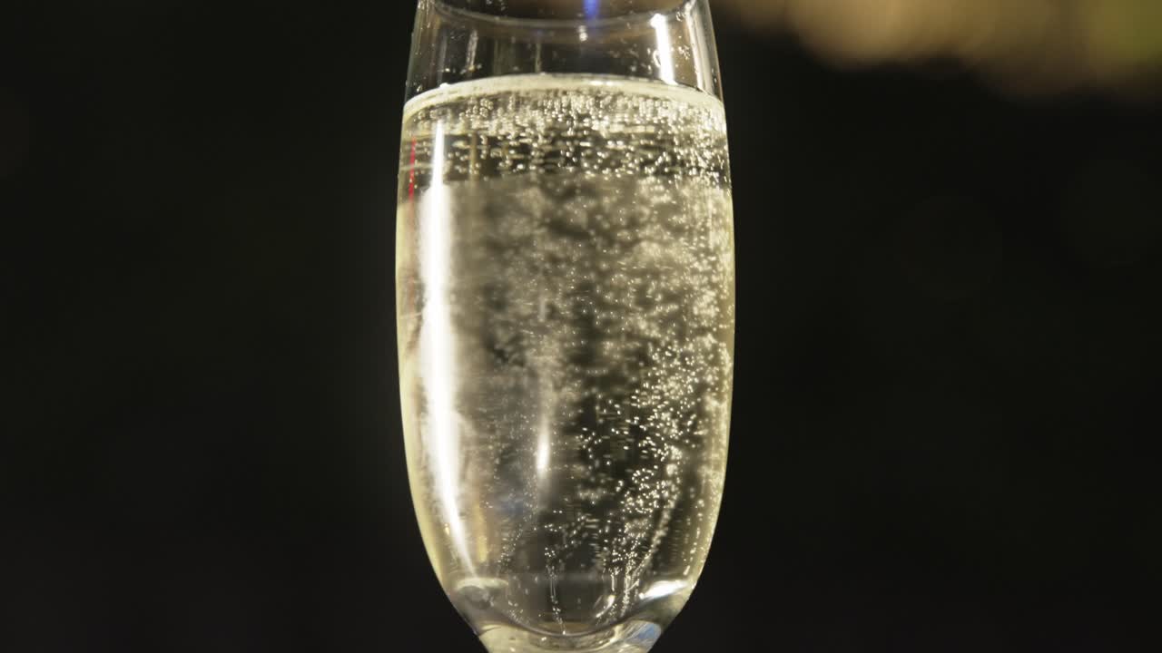 Prosecco che bolle in un bicchiere da champagne