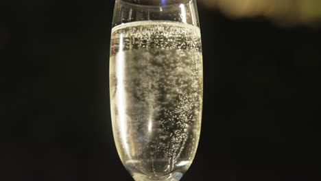 Prosecco-Sprudelt-Im-Sektglas