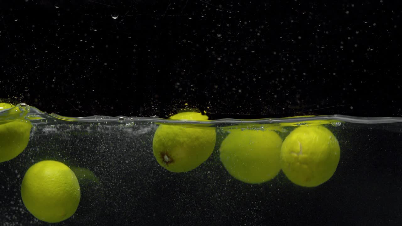 limones cayendo en el agua con un gran salto