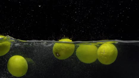 limones cayendo en el agua con un gran salto