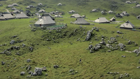 toma de drone del pueblo de montaña en velika planina