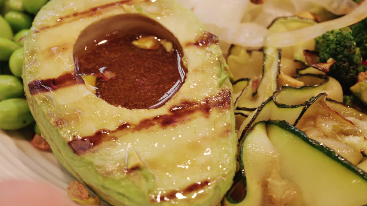 Ciotola salutare e colorata con verdure fresche, tra cui avocado, cetrioli, broccoli ed edamame