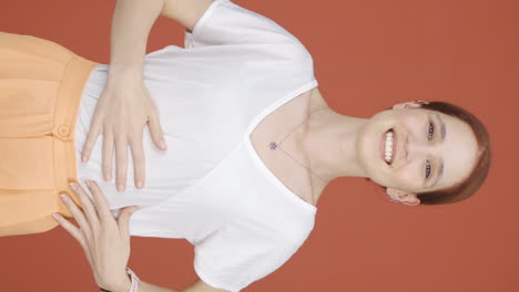 video vertical de una mujer guapa y carismática.