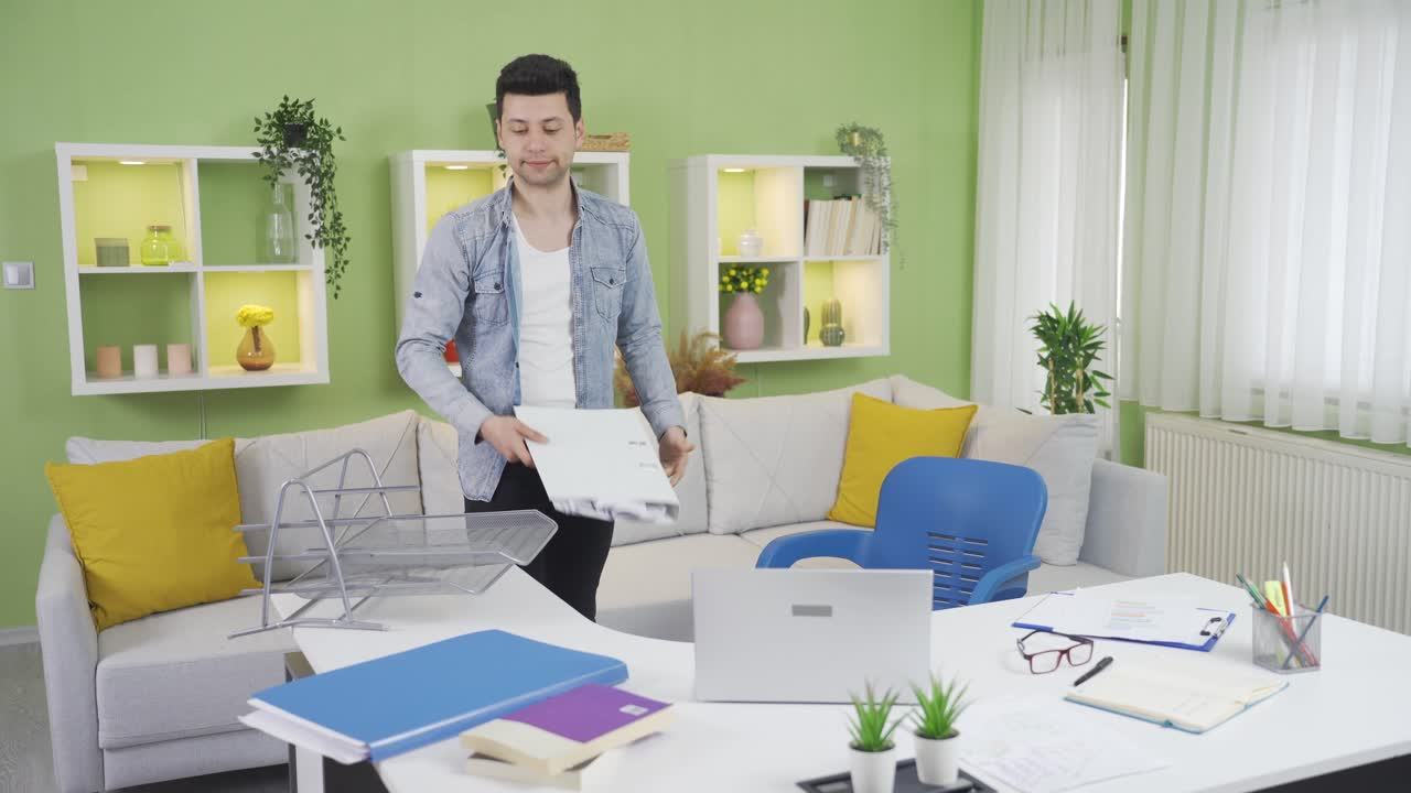 무능한 남자가 사무실 용품을 책상에 뿌려서 물건을 손상시켰어요. 무능함이죠.