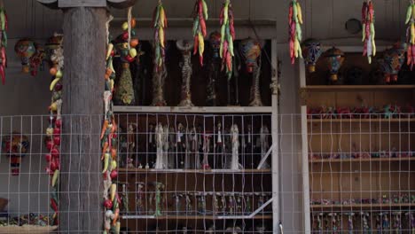 chiles colgando para secar en el centro de santa fe, nuevo méxico con el video inclinado hacia arriba