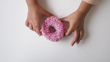 Donut rosado con salpicaduras