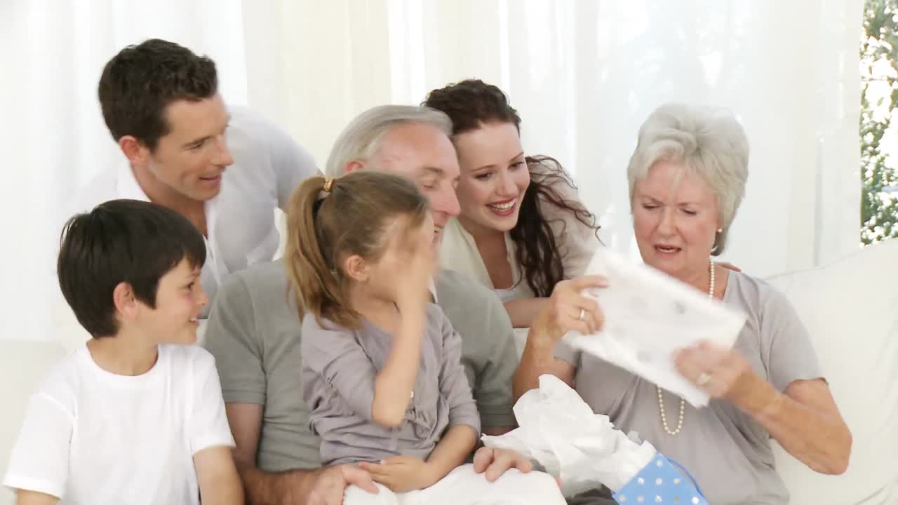 가족 이 할머니 에게 선물 을 주는 것