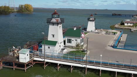 vista aérea de la bahía verde del puerto de wisconsin faros en la marina