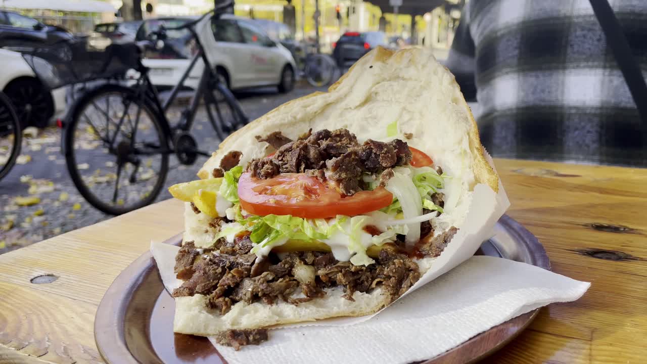 famoso doner kebab en berlín kreuzberg con carne de cordero a la parrilla en pan