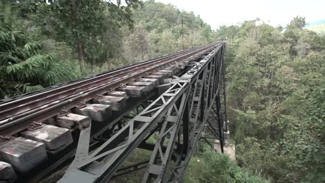 imágenes que muestran un ferrocarril fuerte y sólido rodeado por el bosque en un clima soleado