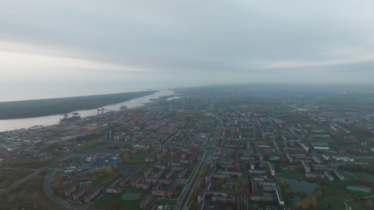 회색과 흐린 가을 저녁에 도시의 조감도