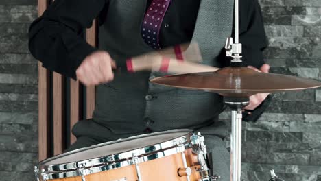 baterista folk tocando la batería en un concierto