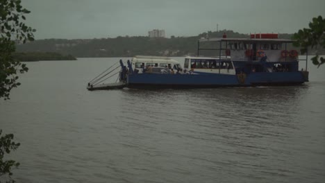 Un-Barco-De-Pasajeros-Cruzando-El-Río-Con-Una-Isla-Al-Fondo-En-India