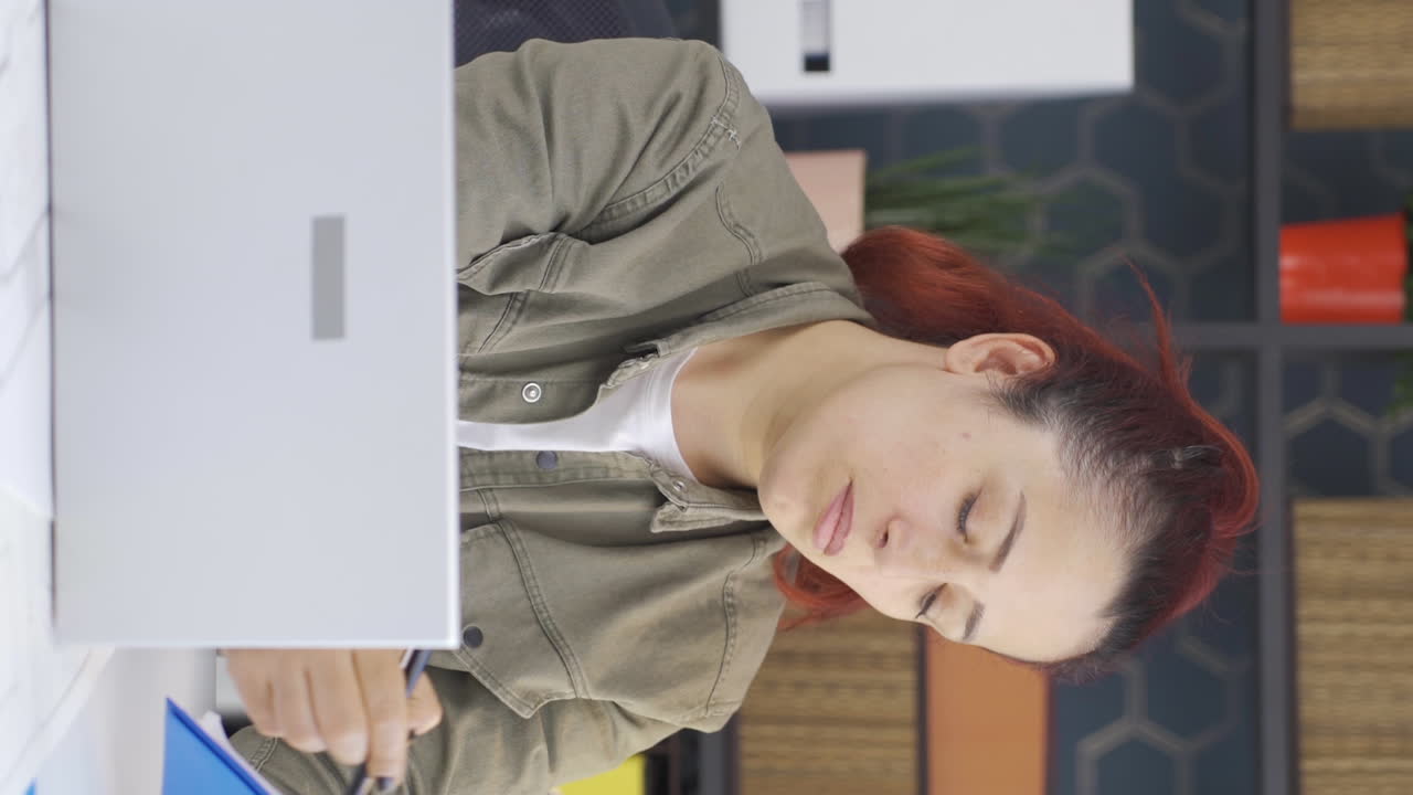 행복한 느낌으로 서류에 서명하는 사업가의 수직 비디오.