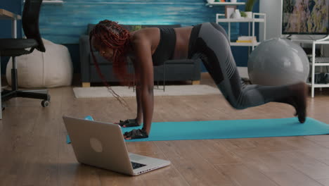 Mujer-Negra-En-Forma-En-Ropa-Deportiva-Haciendo-Ejercicio-Quemando-Grasa-Calorías-Entrenando-Los-Músculos-Del-Cuerpo