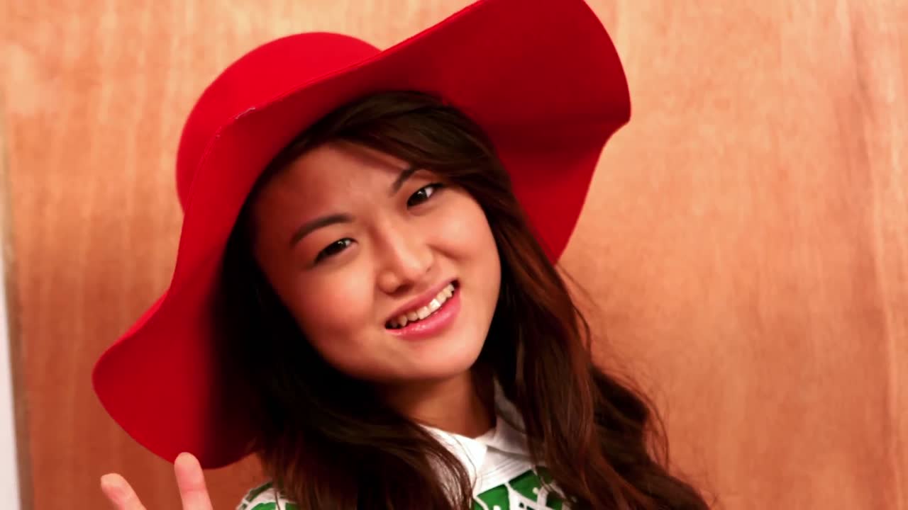 모자를 입은 미소 짓는 매력적인  ⁇ 스터